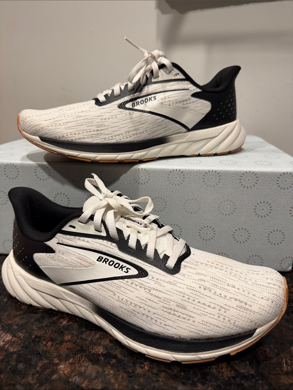 Brooks Men’s White and Black Athletic Running Shoes Size 8.5
